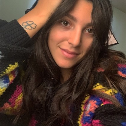 ritratto in primo piano colorato e sorridente di Lorenza Parchionne