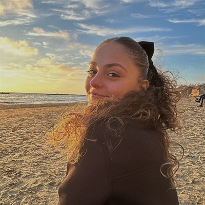 bel ritratto di Giulia Scrigna mentre sulla spiaggia di inverno ci guarda e ci sorride