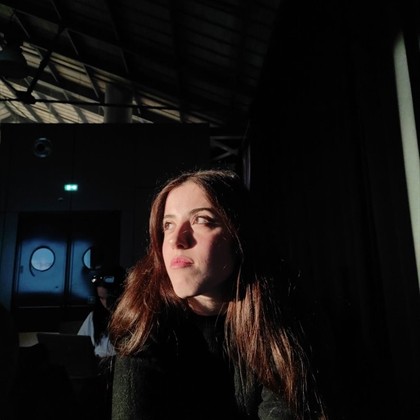 lo sguardo serio e intelligente di Silvia Fravili durante una performance multimediali