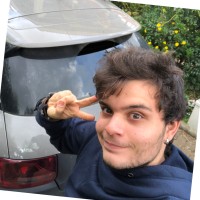 il volto simpatico di Matteo Cascapera mentre ci fa un cenno di saluto